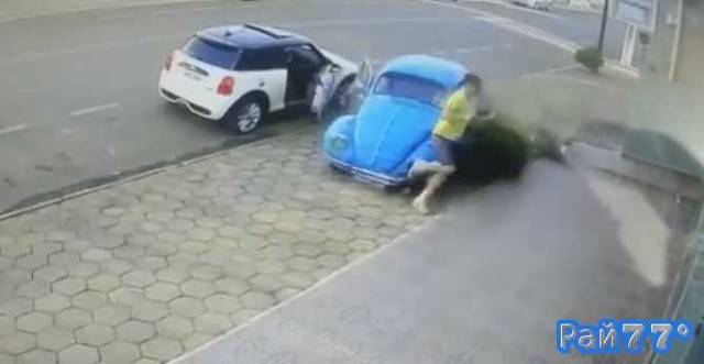 <p>Молодой человек оказался на пути неуправляемого автомобиля марки VW Beetle, но чудом не оказался под колёсами транспортного средства.</p>