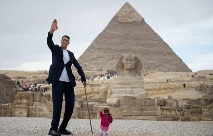 Самый высокий в мире мужчина и самая маленькая женщина приняли участие в совместной фотосессии возле Египетских пирамид. (Видео)