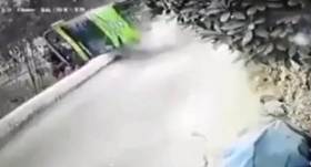 Туристический автобус без крыши упал с обрыва в Перу (Видео) 6