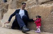 Самый высокий в мире мужчина и самая маленькая женщина приняли участие в совместной фотосессии возле Египетских пирамид. (Видео) 2