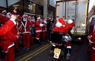 Тысячи разнополых «Санта - Клаусов» вышли на улицы Вуллонгонга, Лондона и Нью - Йорка + зомби вечеринка в Австралии (Видео) 108