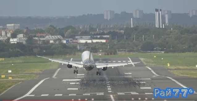 Момент неудачной попытки зайти на посадку на взлётно-посадочной полосе в аэропорту в городе Бирмингеме был запечатлён пассажиром ожидающим посадки на свой рейс.