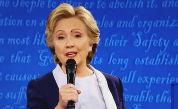 Хиллари Клинтон с мухой на лице