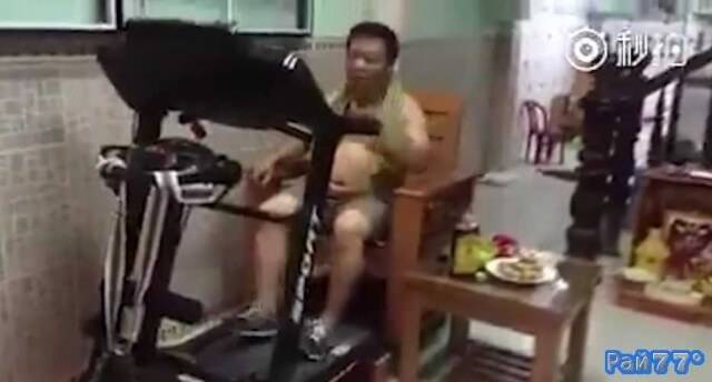Китаец в сидячем положении, ни в чём себе не отказывая борется с лишним весом