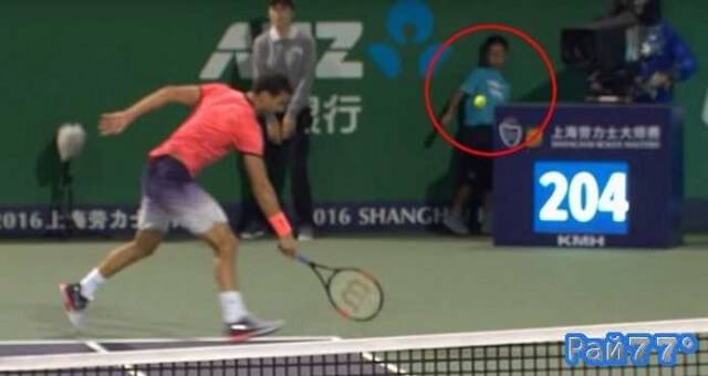 Во время теннисного кубка в Шанхае мяч, летевший со скоростью 204 км/ч попал в живот ребёнку. (Видео)