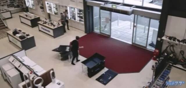 Сходил за телевизором... Британец нечаянно разбил четыре плазмы в супермаркете электроники (Видео)