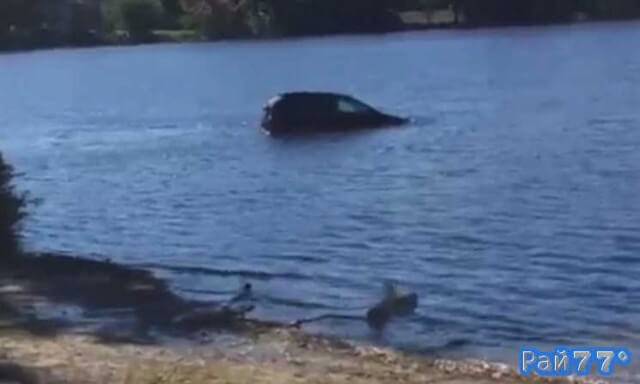 Американец спас заехавшую в пруд пожилую автовладелицу, тем самым утопив её автомобиль (Видео)