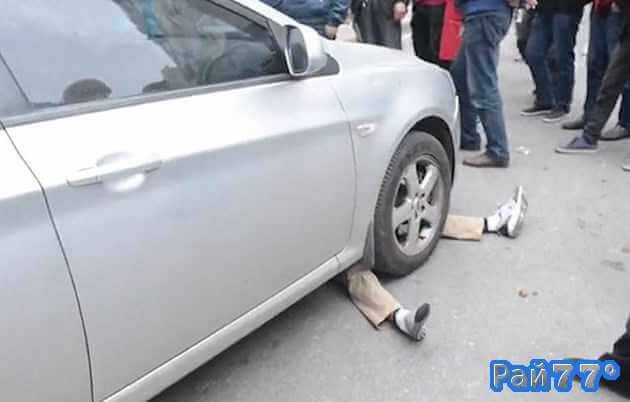 Китаец шантажирует автовладельца, забравшись под его автомобиль