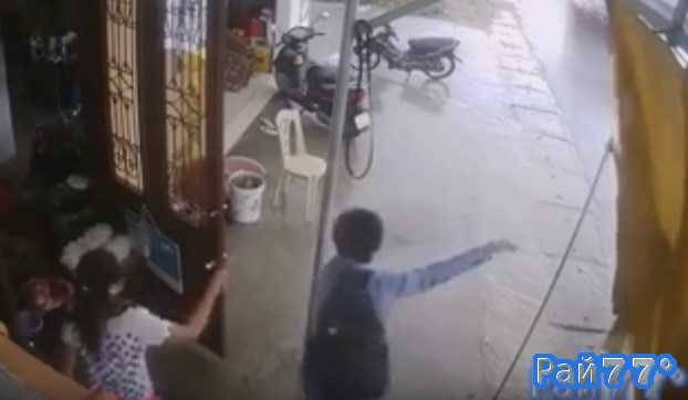 Забавный инцидент, к счастью закончившийся без жертв был запечатлён камерой видеонаблюдения, установленной на здании придорожного кафе во вьетнамском городе Бо Трач 13 октября.