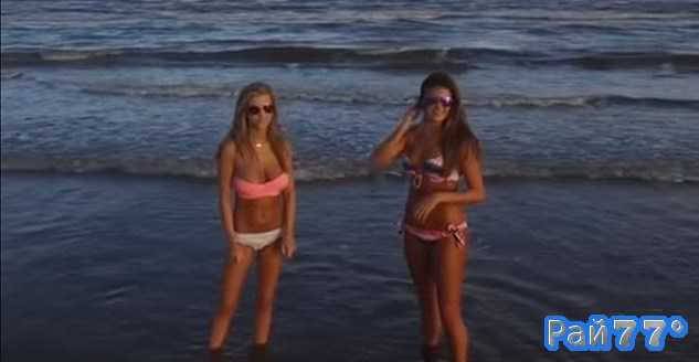 Фотосессия двух американок в бикини на пляже в США пошла не по запланированному сценарию (Видео)