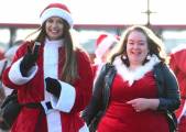 Тысячи разнополых «Санта - Клаусов» вышли на улицы Вуллонгонга, Лондона и Нью - Йорка + зомби вечеринка в Австралии (Видео) 70