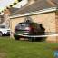 Автовладелец перепутал педали на своём транспортном средстве и протаранил кирпичную стену гаража в Британии 4