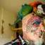 Британский «человек - попугай» тратит всю пенсию, чтобы быть похожим на свою любимую птицу. (Видео) 1