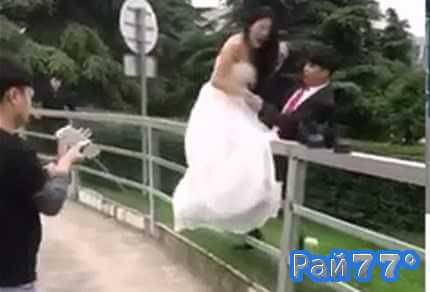 Китайская невеста во время свадебной фотосессии, упав с перил, больно ударилась копчиком