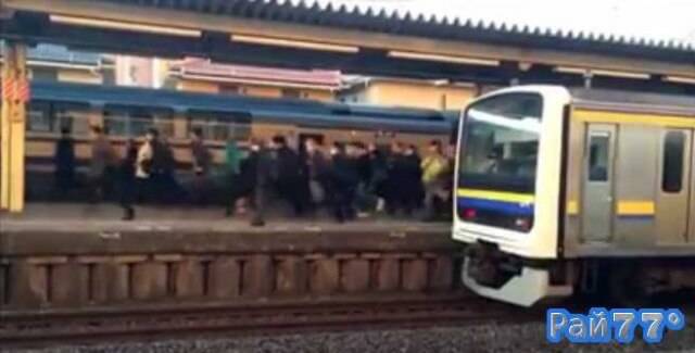 Сотни пассажиров «трусцой» сделали пересадку с одной электрички в другую на платформе в Японии. (Видео)