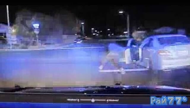 Автоугонщик во время полицейской погони попал под колёса угнанного им автомобиля. (Видео)