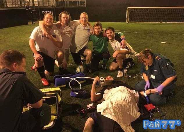 Команда по мини-футболу, состоящая из шести человек сделала коллективный снимок после матча на футбольном стадионе Sunshine FC в городе Престоне (графство Ланкашир).