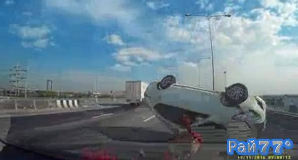 Индийский автовладелец стал невольным участником аварии, произошедшей 15 ноября на скоростной магистрали в городе Канджана (штат Махараштра), Индия.