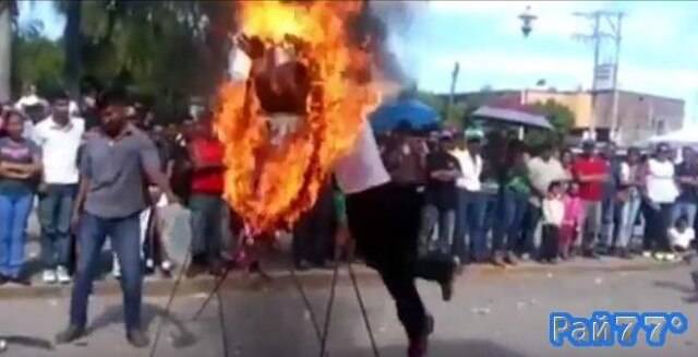 Группа уличных акробатов во время показа огненного шоу в городе Руис, организованного 20 ноября в честь 106-ой годовщины мексиканской революции, вынуждены были спасать своего неудачливого коллегу.