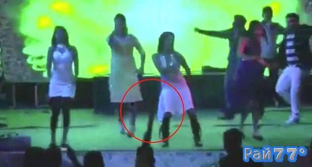 Пьяный индиец застрелил из ружья беременную танцовщицу на индийской свадьбе. (Видео)