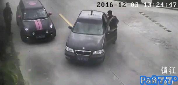 Китайский неудачник при попытке остановить «сбежавший» от него автомобиль, случайно утопил своё транспортное средство (Видео)