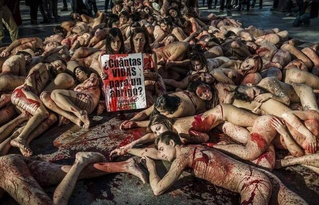 Активисты выступающие за права животных устроили кровавую акцию протеста в Барселоне (Видео) 0