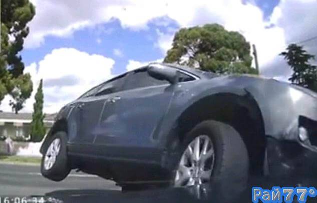 Австралиец, управляя своим автомобилем попал под колёса внедорожника, не вписавшегося в поворот (Видео)