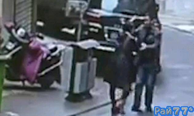 Храбрая китаянка полчаса преследовала ограбившего её мужчину и вернула похищенное (Видео)