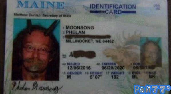 Языческий священник Фелан Мунсонг (Phelan Moonsong) сфотографировался на водительские права в сценическом образе козла, приделав рога ко лбу.