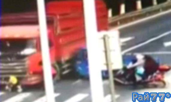Водитель многотонного грузовика не увидел бабушку со внуком на китайской автотрассе. (Видео)