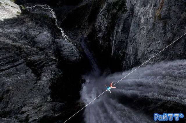 Немецкий слэклайнер полежал на тросу, на высоте 400 метров над водопадом Ханлен, в Канаде.