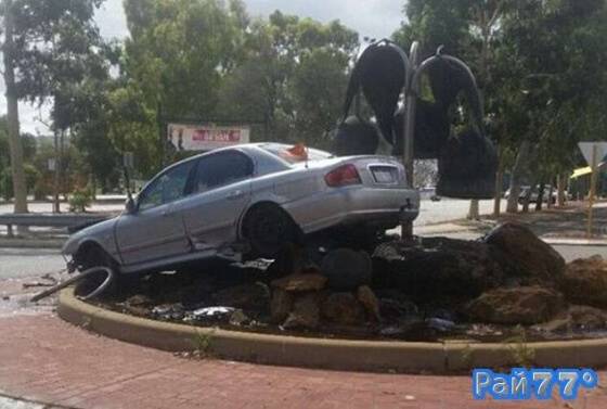 Пьяный австралийский автовладелец «припарковал» своё транспортное средство в фонтане.