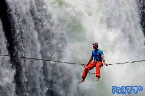 Лукас Ирмлер решил отдохнуть, сидя на тросу, над водопадом Виктория, в Зимбабве