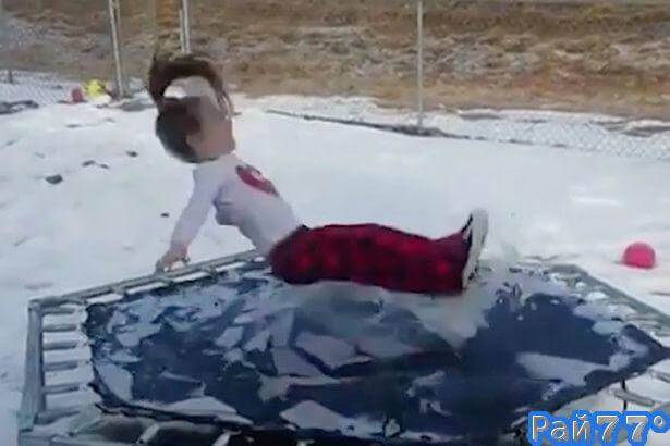 София Грин, американская дошкольница, проживающая в штате Колорадо рассмешила миллионы интернет пользователей, когда решила попрыгать на батуте в зимнюю погоду.