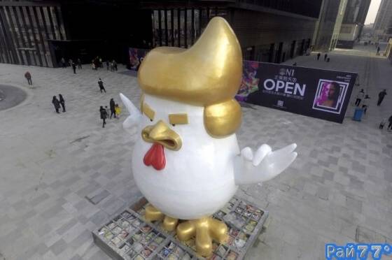 Возле торгового центра в Китае установили скульптуру петуха, очень похожую на Дональда Трампа.