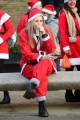 Тысячи разнополых «Санта - Клаусов» вышли на улицы Вуллонгонга, Лондона и Нью - Йорка + зомби вечеринка в Австралии (Видео) 72