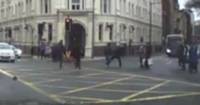 Пешеход точным ударом приземлил, убегающего от погони преступника (Видео) 3