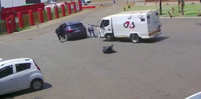 Инкассатор на фургоне попытался отбить у грабителей сумку с деньгами в Африке. (Видео)