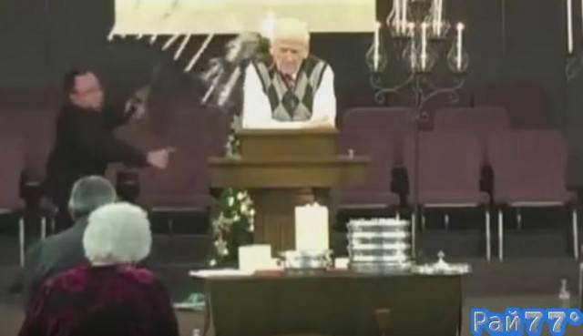 Служитель церкви нарушил речи пастора, уронив два канделябра со свечами и столик с благовониями.