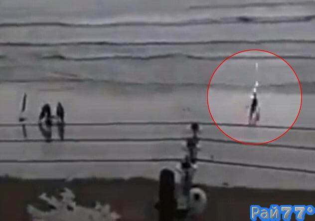 Молния поразила девушку, гуляющую по пляжу в Бразилии. (Видео)