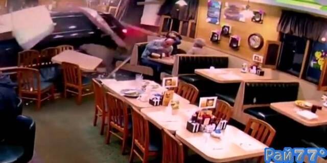Пожилая автолюбительница, перепутав педали, разнесла ресторан в Мичигане (Видео)