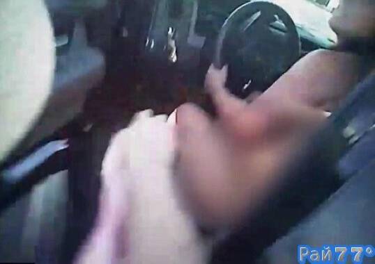 Момент угона голой американкой полицейского автомобиля попал на видеокамеру.