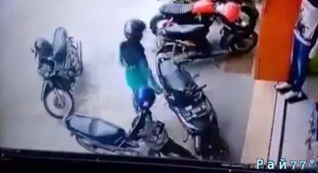 Вьетнамская мотоциклистка покорила интернет умением парковки своего «железного коня» (Видео)