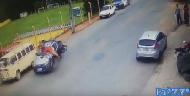 Бразильский мотоциклист, совершив головокружительный кульбит, отделался переломом пальца на ноге. (Видео)