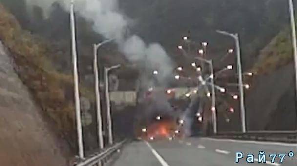 «Зрелищное» ДТП, которое снял на видеокамеру мобильного телефона случайный свидетель инцидента, произошло в автомобильном тоннеле, в провинции Гуанси 18 января.
