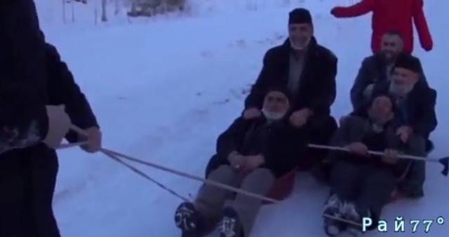 Турецкие пенсионеры вспомнили детство и скатились в тазах по заснеженному склону. (Видео)