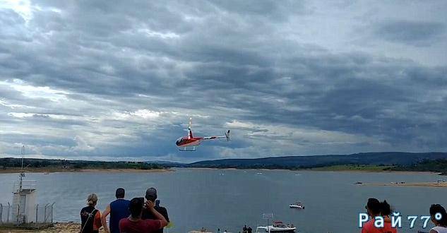 Бразильянка, находясь на борту вертолёта запечатлела момент падения летательного аппарата в водоём. (Видео)
