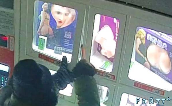 Видеокамера внутреннего наблюдения запечатлела момент похищения секс-куклы из магазина для взрослых, специализирующегося на продаже ТНП (товаров народного потребления), изготовленных в Китае (made in PRC (People Republic of China)) в городе Цзинань (провинция Шаньдун).