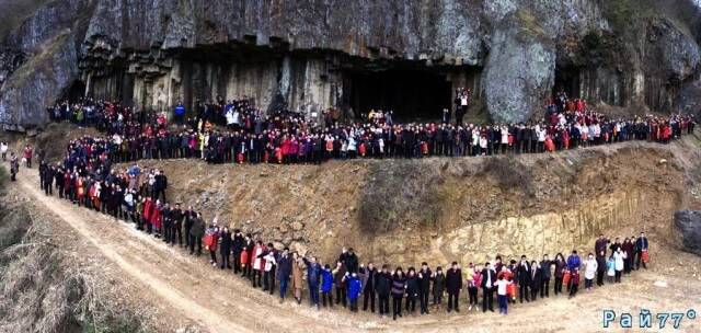 <p>31 января, около половины многочисленного потомства Рена, насчитывающее более 500 человек запечатлелись на фоне скалы в живописной, китайской деревне Шише Вилладж (округ Чжэнчжоу, провинция Чжэцзян).</p>