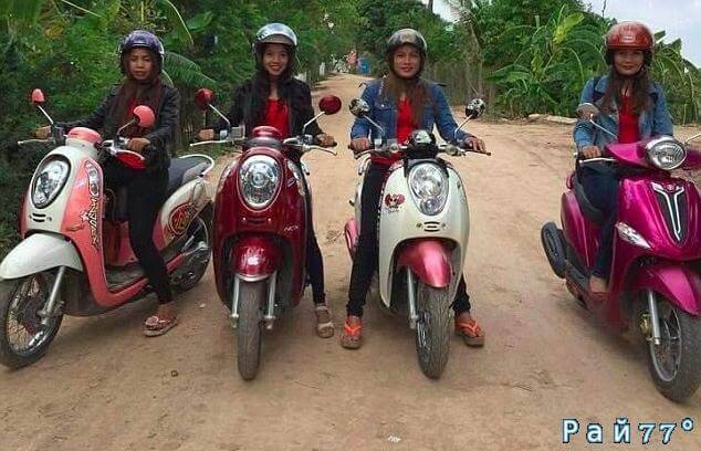 25-летний бухгалтер Чеа Рену в прошлом году создал фирму «Moto Girl Tour», специализирующуюся на перевозке туристов на мотороллерах под управлением молодых девушек.